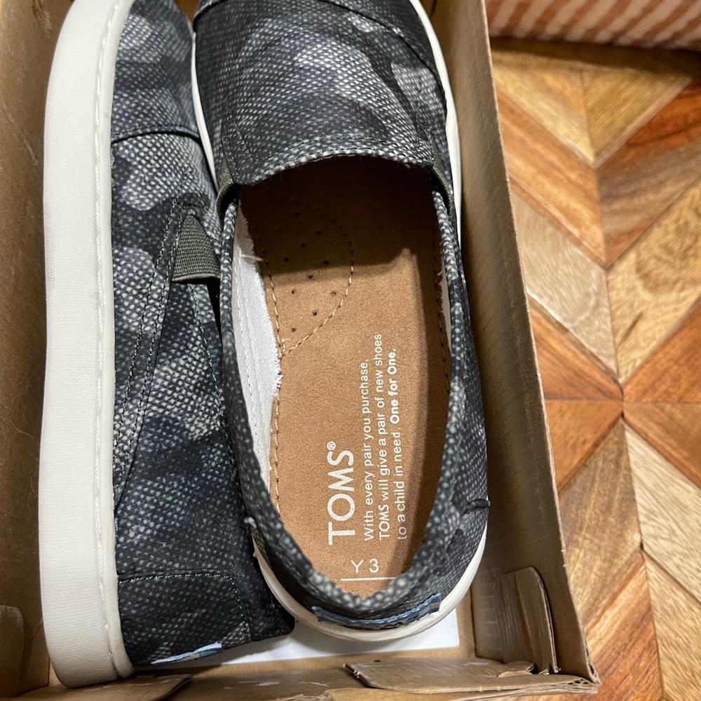 Camo TOMS size 3 Youth NWT